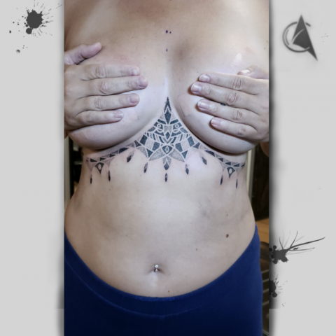 black tattoo, black art, tattoo, tatouage, black lines, studio tentation, under boob